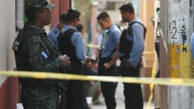 El cuerpo del universitario quedó inerte frente al portón de acceso a una de las viviendas del bloque seis.