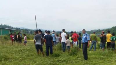 A la escena del crimen llegaron decenas de curiosos en Choloma.