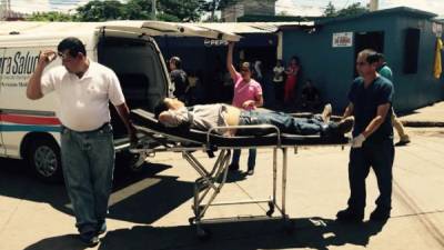 Momento en el que trasladaban a la sala de emergencias de cirugías en el Hospital Escuela Universitario de Tegucigalpa, capital hondureña.