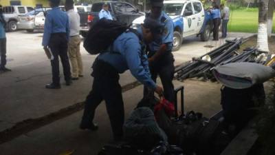 Un integrante de la Policía Nacional de Honduras, asignado hasta este martes a La Ceiba, se marcha del lugar tras una notificación.