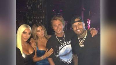 El cantante Nicky Jam junto a Kim Kardashian y amistades. Foto: Instagram