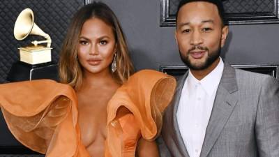 Chrissy Teigen, esposa de John Legend, denunció cómo los trolls cuestionan a diario su habilidades maternas.