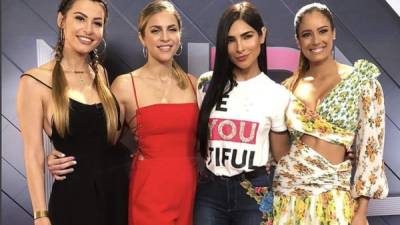 La presentadora de NBL Alejandra Espinoza junto a otras ex reinas del concurso de belleza.