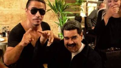 Esta foto del chef Salt Bae con Nicolás Maduro dándose un banquete indignó a los venezolanos y a miles de personas.