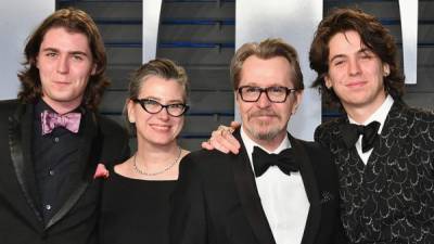 Gary Oldman (2do derecha) junto a sus hijos Gulliver (i) y Charlie Oldman, y su esposa, Gisele Schmidt. //Foto AFP.