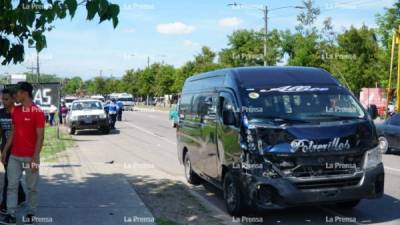 Así quedó la parte delantera del busito en el que se transportaba el motorista que atropelló a la anciana.