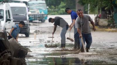 Los hondureños han vuelto a sus casas para asear todo lo afectado por las aguas.