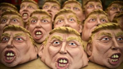 La máscara de Trump se ha convertido en la nueva sensación del Día de Brujas en México y Estados Unidos.