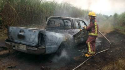 Bomberos llegaron a las cañeras para controlar el incendio.