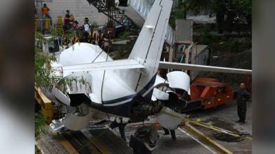 El avión cayó en un pequeño abismo y quedó partido en dos sobre una carretera.