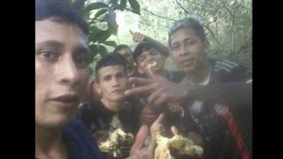El preso fugitivo Brayan Bremer publicó esta foto en Facebook que se hizo viral. Bremer aparece con cinco presos más comiendo jaca, una fruta que crece en la selva tropical.