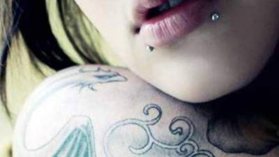Las autoridades sanitarias advierten sobre el riesgo de infecciones en piercings.