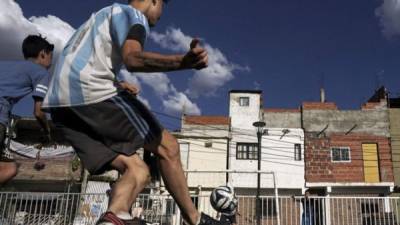 Los argentinos son muy apasionados por el fútbol.