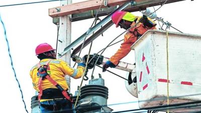 Técnicos de la EEH trabajan en reparación de líneas de transmisión.