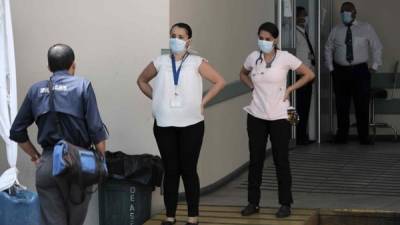 Un hombre es atendido por dos enfermeras en el hospital San Juan de Dios, este martes, en San José, Costa Rica.