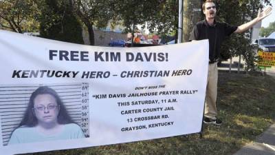 Decenas de personas se manifestaron en Kentucky en favor de la funcionaria Kim Davis.