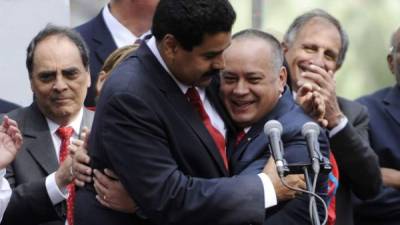 Nicolás Maduro se afianza en Diosdado Cabello para protegerse de las medidas de la oposición en el Congreso.