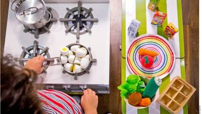 Un desayuno debe integrar los cuatro grupos de alimentos: proteínas (huevo, lácteos o carne), cereales (amaranto, tortilla o avena), frutas y verduras, y grasas buenas (almendras, nueces o aguacate).