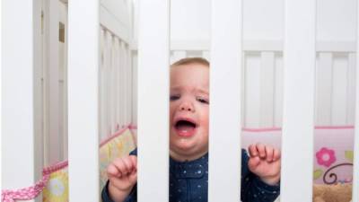 Si un bebé llora constantemente en la noche y no duerme bien, lo común es que se deba a los cólicos, esté mojado o tenga hambre.