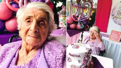 Doña Martha frente a su pastel al cumplir 110 años.