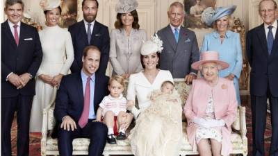 Elizabeth II, Carlos, William y George aparecen en la primera imagen después de 120 años que reúne cuatro generaciones de la familia real.