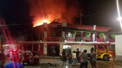 Momento en que los bomberos trabajaban en sofocar las llamas que se apoderaban del hotel.