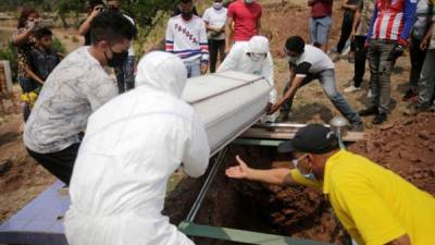 La Secretaría de Salud ha reiterado que los cadáveres no transmiten el virus si son bien preparados.