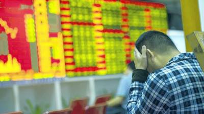 Un inversionista frente a un tablero de cotizaciones en Nanjing el lunes, cuando el Índice Compuesto de Shanghai cayó 5,33%.
