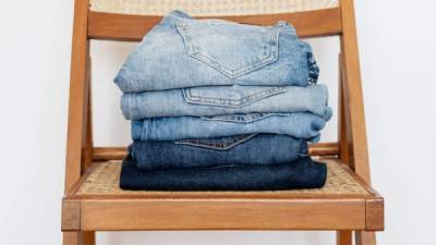 Los jeans deben lavarse al revés y con prendas del mismo tejido y color. Abrocha el botón y cierra el zíper.