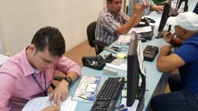 Los sampedranos reclaman sus placas en el Instituto de la Propiedad.