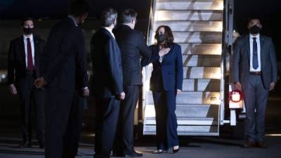 La vicepresidente de los Estados Unidos, Kamala Harris, es recibida por el ministro de Relaciones Exteriores de México, Marcelo Ebrard, cuando baja del Air Force Two a su llegada al aeropuerto internacional Benito Juárez. Foto AFP