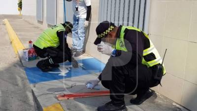 Policías municipales señalizan los puntos con una distancia de dos metros en las cuales las personas deben de estar al esperar en un banco o supermercado.