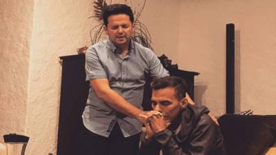 El también cantante cristiano Danilo Montero estuvo orando por Julio Melgar.