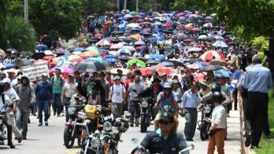 Los manifestantes de los sectores de educación y salud marchan contra las reformas gubernamentales en Tegucigalpa y otras partes del país.