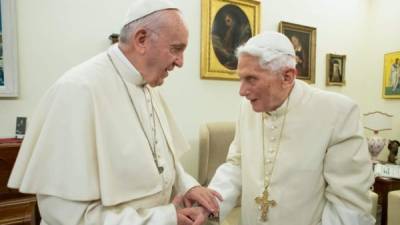 El Papa Francisco saluda a su antecesor Benedicto XVI.