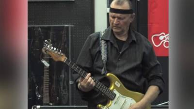 El músico californiano inventor de la guitarra surf, Dick Dale. Foto: Captura video