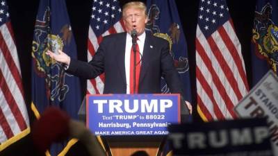 Donald Trump se deja querer por sus seguidores en un evento de campaña. Foto: AFP/Mark Makela