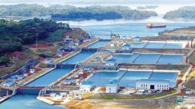 Una vista aérea del Canal de Panamá, el cual fue ampliado para recibir barcos más grandes, en medio de una crisis global de la industria del transporte de carga.