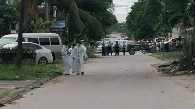 Vecinos curiosos de la colonia Montefresco llegaron a observar la escena del crimen.