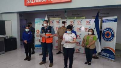 Autoridades de Copeco y otras instituciones en cadena nacional para informar sobre la alerta roja y sus colaterales.