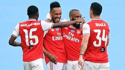 Pierre Emerick Aubameyang celebrando con sus compañeros el primer gol que le marcó al Manchester City. Foto AFP