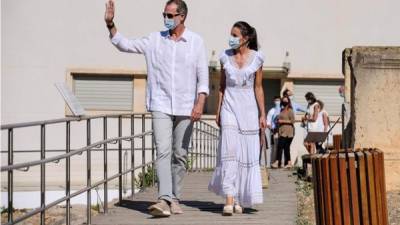 El Rey Felipe y la reina Letizia durante su visita a la isla de Menorca.