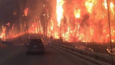 Las autoridades canadienses reconocieron hoy que no pueden controlar el incendio que ha obligado a evacuar alrededor de 90.000 personas en el noroeste de Canadá y que ya ha consumido 85.000 hectáreas de bosque desde la noche del domingo.