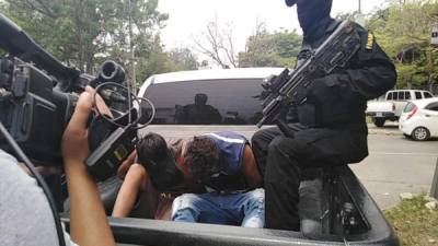 Momento en que eran llevados por agentes de la Fuerza Anti Maras y Pandillas.