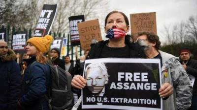 Los partidarios del fundador de WikiLeaks, Julian Assange, sostienen pancartas pidiendo su libertad fuera de Woolwich Crown Court en el sureste de Londres. Foto AFP
