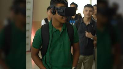 Un alumno interactúa con uno de los visores.