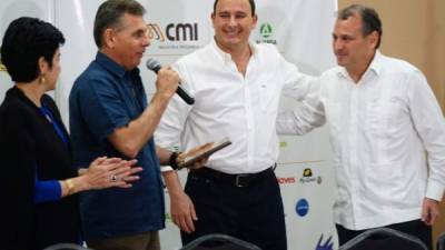 María Antonia Rivera, Alberto Bográn y Juan Carlos Sikaffy entregan un reconocimiento a Luis Larach.