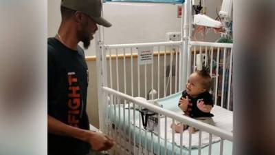 Kenny Thomas junto a su pequeño en el hospital.