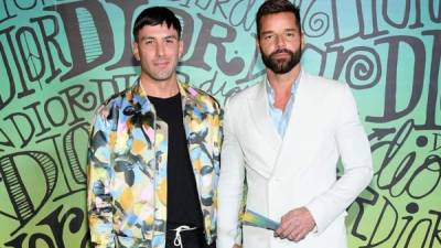 Ricky Martin (d) reveló su primer retrato familiar con sus cuatro hijos y su esposo, Jwan Yosef.