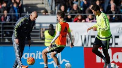 Los jugadores del Real Madrid respetan a su entrenador hasta en los entrenamientos.